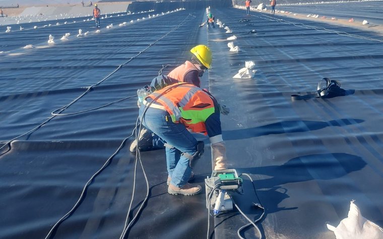 Recorrida de inspección sobre geomembrana desplegada en pozas de evaporación